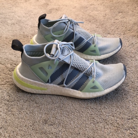 Adidas Womens Ultra Boost Sneaker size 7. - Picture 4 of 4